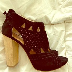 New Belle  Sigerson Morrison Blk O-Toe Wood Heels